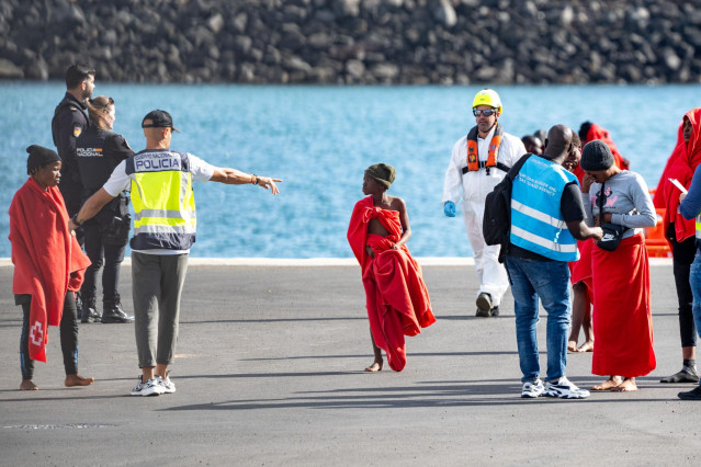 Archivo - Agentes de los equipos de emergencia atienden a los migrantes en el muelle de Arrecife, a 6 de enero de 2025, en Lanzarote, Canarias (España). Una patera con 60 migrantes a bordo ha sido rescatada en la mañana de este lunes, 6 de enero, en aguas
