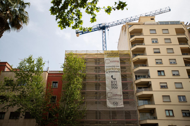 Archivo - Un cartel de viviendas en venta, a 15 de abril de 2024, en Palma de Mallorca, Mallorca, Baleares (España).