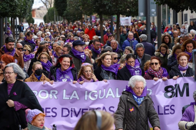 Archivo - Imagen de recurso de cargos del PSOE-M en la manifestación estatal por el Día Internacional de la Mujer.