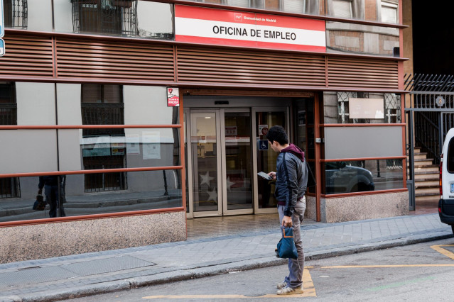 Un hombre pasa por una oficina del SEPE en Madrid.