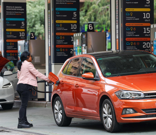 Archivo - Una mujer repostando en una gasolinera, a 9 de octubre de 2024, en Madrid (España).  Los precios del petróleo detienen su aumento y descienden cerca del 2% por la decepción de los inversores ante la falta de nuevos incentivos en China.
