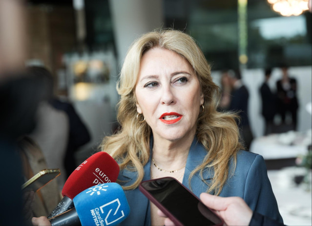 La consejera de Economía, Hacienda y Fondos Europeos y portavoz del Gobierno andaluz, Carolina España durante un canutazo tras la conferencia 'Los retos para seguir transformando Andalucía'. A 04 de marzo de 2025, en Sevilla (Andalucía, España). La consej