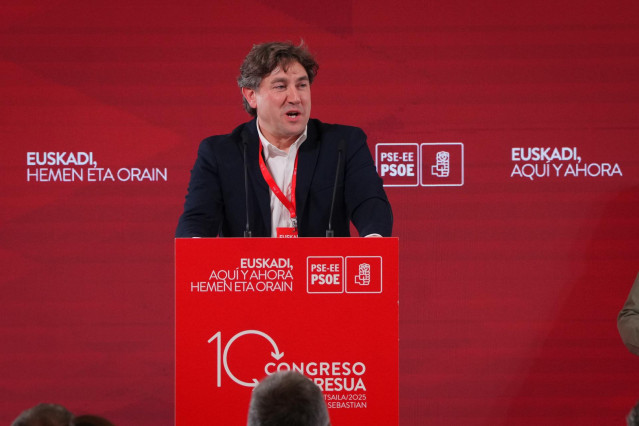 El secretario general del PSE-EE, Eneko Andueza, durante la clausura del 10º Congreso del PSE-EE, en el Palacio de Congresos y Auditorio Kursaal, a 16 de febrero de 2025, en San Sebastián