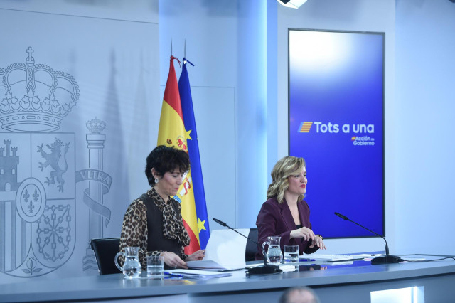 La ministra de Inclusión, Seguridad Social y Migraciones, Elma Saiz, y la ministra de Educación, FP y Deportes y portavoz el Gobierno, Pilar Alegría, este martes tras el Consejo de Ministros.