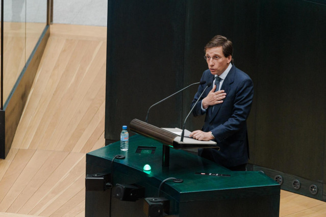 El alcalde de Madrid, José Luis Martínez Almeida, interviene durante una sesión ordinaria del Pleno
