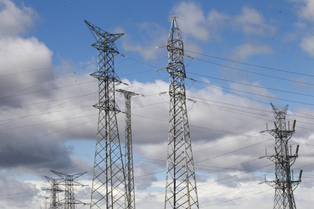 Archivo - Electricidad, energía, cables, torres eléctricas, corriente