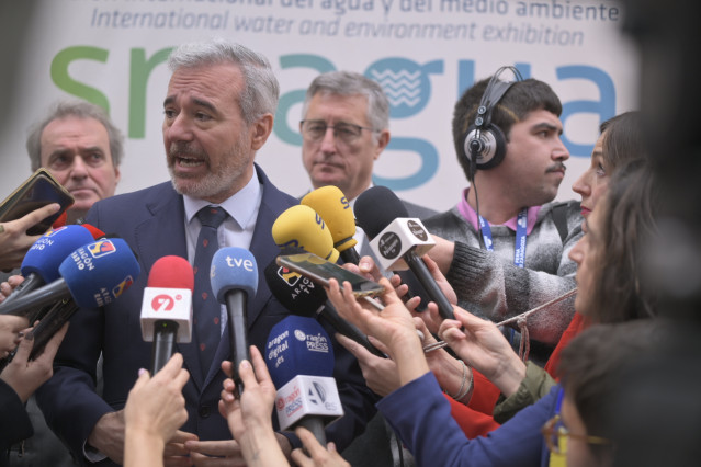 El presidente del Gobierno de Aragón, Jorge Azcón  atiende a los medios a su llegada a la inauguración de los certámenes SMAGUA-SPAPER-EXPOFIMER, en la Feria de Zaragoza.
