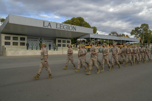 Archivo - Legionarios realizan una parada militar en Viator (Almería).