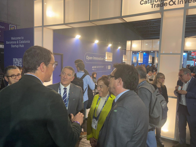 Los consellers Miquel Sàmper y Sílvia Paneque, en el estand de Acció del MWC.