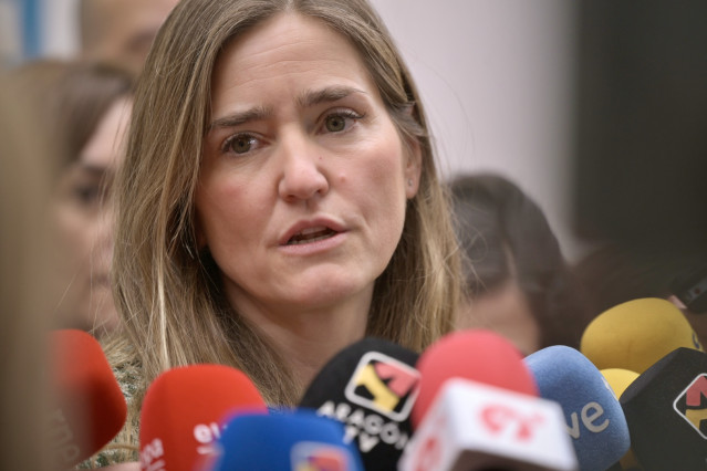 La vicepresidenta Tercera del Gobierno y Ministra para la Transición Ecológica y el Reto Demográfico, Sara Aagesen, atiende a los medios a su llegada a la inauguración de los certámenes SMAGUA-SPAPER-EXPOFIMER, en la Feria de Zaragoza.