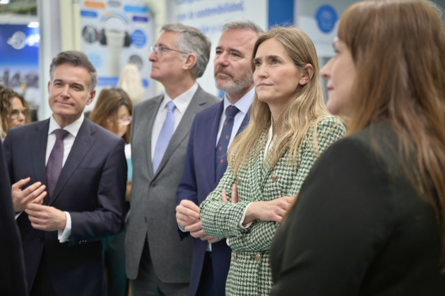 El consejero de Medio Ambiente y Turismo, Manuel Blasco (c-i), el presidente del Gobierno de Aragón, Jorge Azcón (c), y la vicepresidenta Tercera del Gobierno y Ministra para la Transición Ecológica y el Reto Demográfico, Sara Aagesen (c-d).