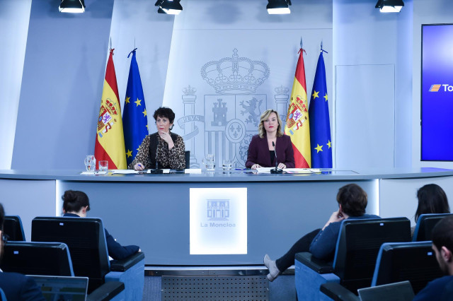 La ministra de Inclusión, Seguridad Social y Migraciones, Elma Saiz (i), y la ministra de Educación, FP y Deportes y portavoz el Gobierno, Pilar Alegría (d), durante una rueda de prensa posterior a la reunión del Consejo de Ministros, en el Palacio de la