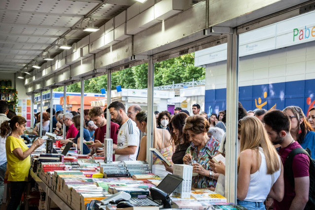 Archivo - Ambiente durante la 83ª edición de la Feria del Libro de Madrid, en el Parque del Retiro, a 1 de junio de 2024, en Madrid (España).