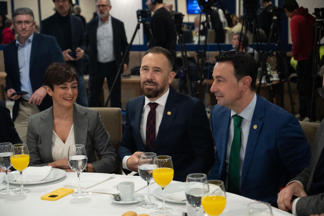 Isabel Rodríguez, Denis Itxaso y Mikel Torres, durante un desayuno informativo en Bilbao.