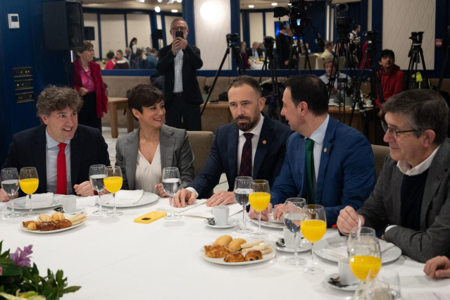 El portavoz del PSOE en el Congreso, Patxi López, en un desayuno de trabajo protagonizado por el consejero de Vivienda y Agenda Urbana, Denis Itxaso, presentado por la ministra de Vivienda y Agenda Urbana, Isabel Rodríguez,