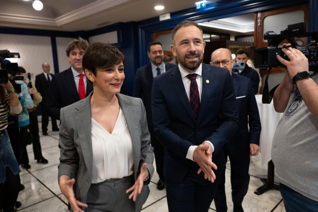 El consejero de Vivienda y Agenda Urbana del Gobierno Vasco, Denis Itxaso, y la ministra de Vivienda y Agenda Urbana, Isabel Rodríguez, durante un desayuno informativo de Fórum Europa, en el Hotel Ercilla, a 5 de marzo de 2025, en Bilbao