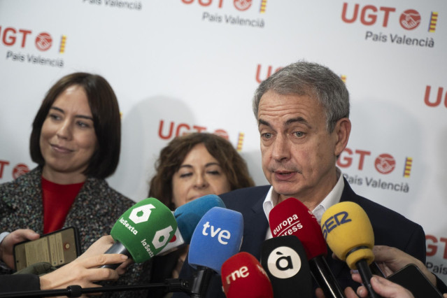 El expresidente del Gobierno José Luis Rodríguez Zapatero, atiende a los medios a su llegada a la entrega de las menciones de honor María Cambrils de UGT