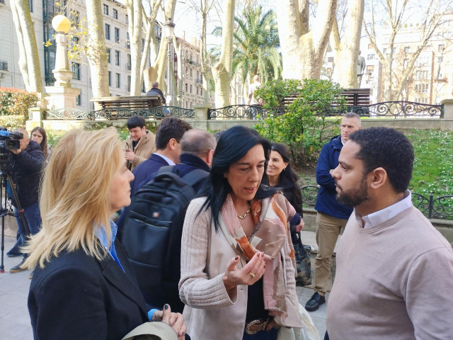 El secretario general de Vox, Ignacio Garriga, junto a las representantes de la formación Amaia Martínez y Marta Pérez