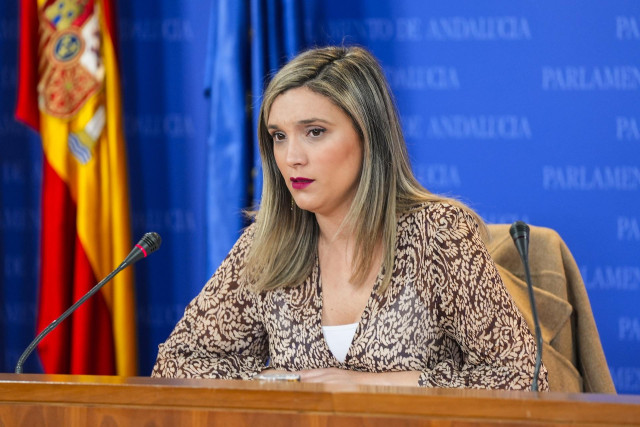La portavoz del Grupo Parlamentario Socialista, María Márquez, durante la ronda de ruedas de prensa de portavoces de los grupos parlamentarios en el Parlamento de Andalucía, a 5 de marzo de 2025 en Sevilla (Andalucía, España). Los portavoces de los grupos