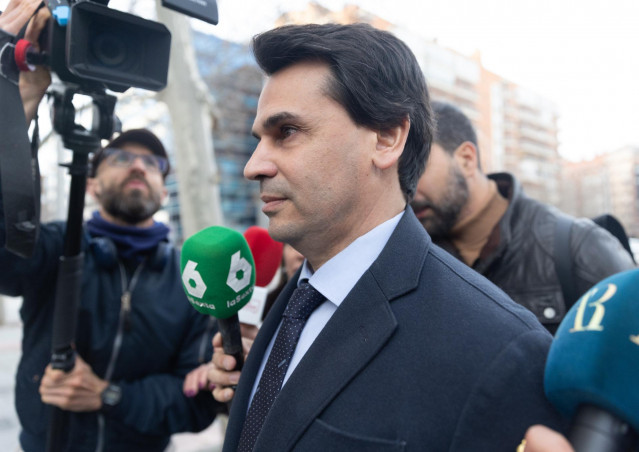 La pareja de la presidenta de la Comunidad de Madrid, Alberto González Amador, llega a declarar a los juzgados de Plaza de Castilla, a 24 de febrero de 2025, en Madrid (España). González Amador declara ante la jueza en calidad de investigado en la causa p