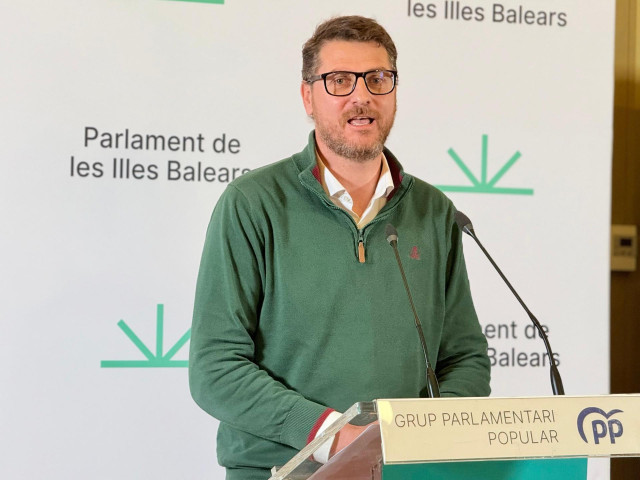 El portavoz del PP en el Parlament, Sebastià Sagreras, en rueda de prensa.