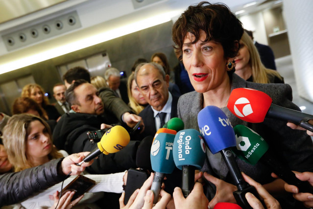 La ministra de Inclusión, Seguridad Social y Migraciones, Elma Saiz, atiende a los medios antes del acto de presentación del Fondo de Impacto Social (FIS), en Cajamar Murcia, a 5 de marzo de 2025, en Murcia (España). Es un instrumento financiero público i