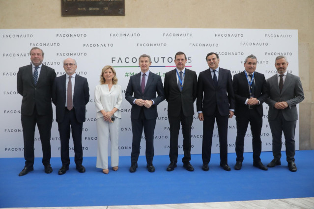 El presidente de Repsol, Antonio Brufau; la presidenta de Faconauto, Marta Blázquez; y el presidente del PP, Alberto Núñez Feijóo; y el presidente de ANFAC, Josep María Recasens, en el Congreso de Faconauto.