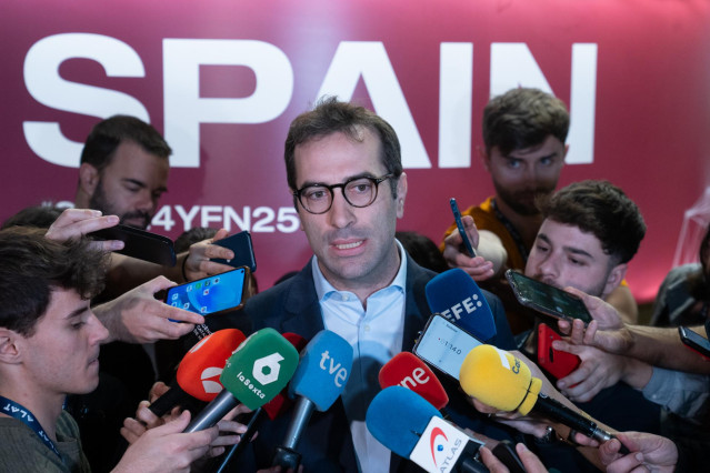 El ministro de Economía, Comercio y Empresa, Carlos Cuerpo, atiende a los medios durante la sesión del MWC 'Decoding International Scalability: How to fail better and be successful to make scaleups grow globally', en la Fira de Barcelona Escenario Banco S
