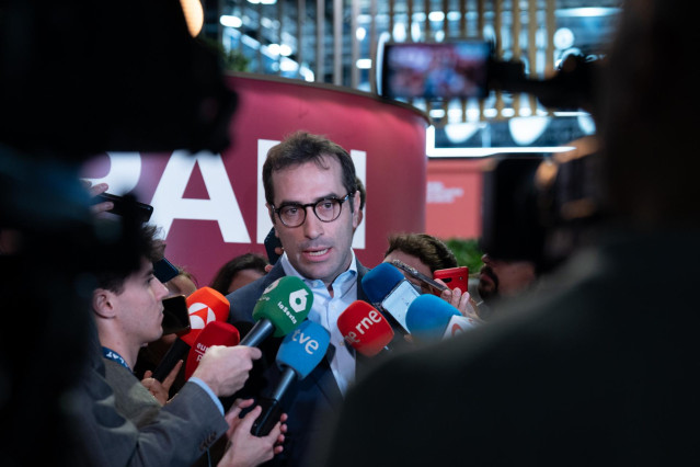 El ministro de Economía, Comercio y Empresa, Carlos Cuerpo, atiende a los medios durante la sesión del MWC 'Decoding International Scalability: How to fail better and be successful to make scaleups grow globally'.