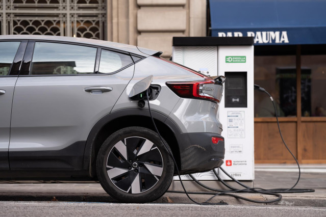 Un coche cargándose en un punto de carga público para coches eléctricos, a 14 de febrero de 2025, en Barcelona, Cataluña (España).