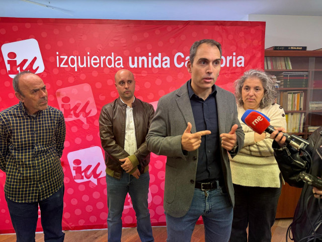 El diputado de IU Toni Valero junto al coordinador de IU Cantabria, Israel Ruiz Salmón, y otros integrantes del partido