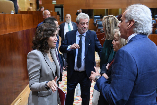 Archivo - La presidenta en funciones de la Comunidad de Madrid, Isabel Díaz Ayuso (i) y el exsecretario de Estado del PP y jefe de Gabinete de Ayuso; Miguel Ángel Rodríguez, durante el pleno de investidura de la presidenta de la Comunidad de Madrid