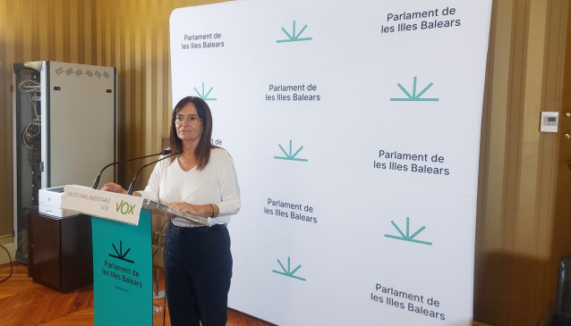Archivo - La portavoz de Vox en el Parlament, Manuela Cañadas, en rueda de prensa.