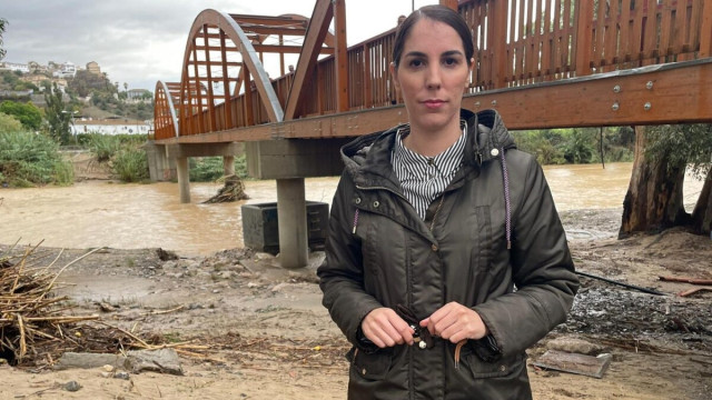 La parlamentaria andaluza de Vox por Málaga, Purificación Fernández, en una imagen junto a la crecida del río Guadalhorce.