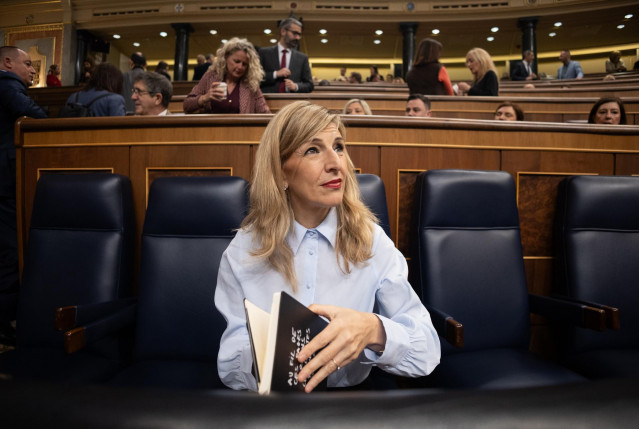 La vicepresidenta segunda y ministra de Trabajo y Economía Social, Yolanda Díaz, a su llegada a un pleno en el Congreso de los Diputados, a 19 de febrero de 2025, en Madrid (España).