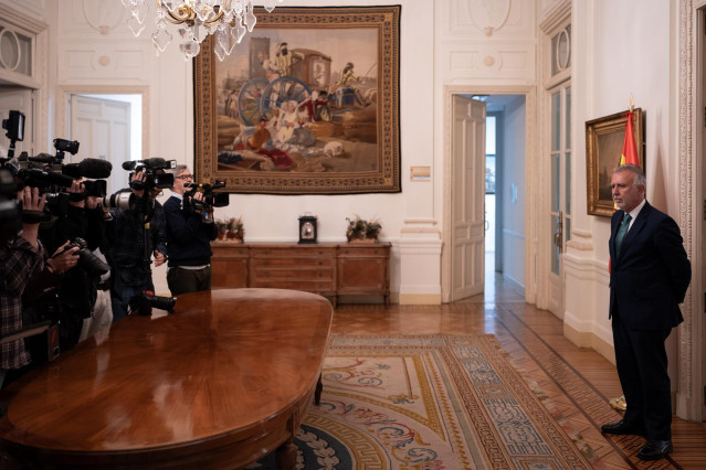 El ministro de Política Territorial y Memoria Democrática, Ángel Víctor Torres, espera a la consejera de Gobernanza, Administración Digital y Autogobierno y Portavoz del Gobierno Vasco, para una reunión de la Comisión Bilateral de Cooperación Administraci