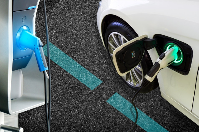 Archivo -  Cargador eléctrico para coches.