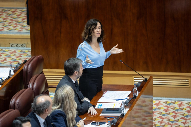 La presidenta de la Comunidad de Madrid, Isabel Díaz Ayuso, interviene durante un pleno en la Asamblea de Madrid, a 6 de marzo de 2025, en Madrid (España). La quita de deuda autonómica propuesta por el Gobierno de España y la actualización de los precios