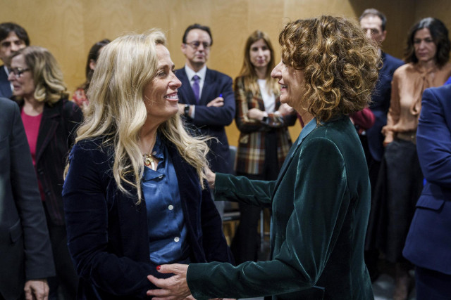 La vicepresidenta primera del Gobierno y ministra de Hacienda, María Jesús Montero (d), y la consejera de Economía y Hacienda de la Comunidad de Madrid, Rocío Albert (i), durante el Consejo de Política Fiscal y Financiera (CPFF), en la sede del Ministerio