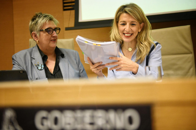 La vicepresidenta segunda del Gobierno y ministra de Trabajo y Economía Social, Yolanda Díaz (d), durante la Comisión de Trabajo, Economía Social, Inclusión, Seguridad Social y Migraciones, en el Congreso de los Diputados, a 6 de marzo de 2025, en Madrid