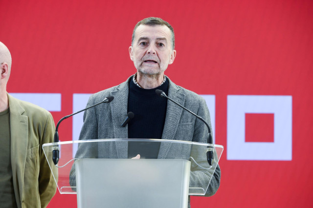 Archivo - El coordinador general de IU, Antonio Maíllo, ofrece una rueda de prensa tras una reunión con el secretario general de CCOO, Unai Sordo, en la sede de CCOO, a 16 de enero de 2025, en Madrid (España).