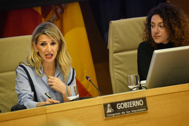 La vicepresidenta segunda del Gobierno y ministra de Trabajo y Economía Social, Yolanda Díaz (i), durante la Comisión de Trabajo, Economía Social, Inclusión, Seguridad Social y Migraciones, en el Congreso de los Diputados, a 6 de marzo de 2025, en Madrid