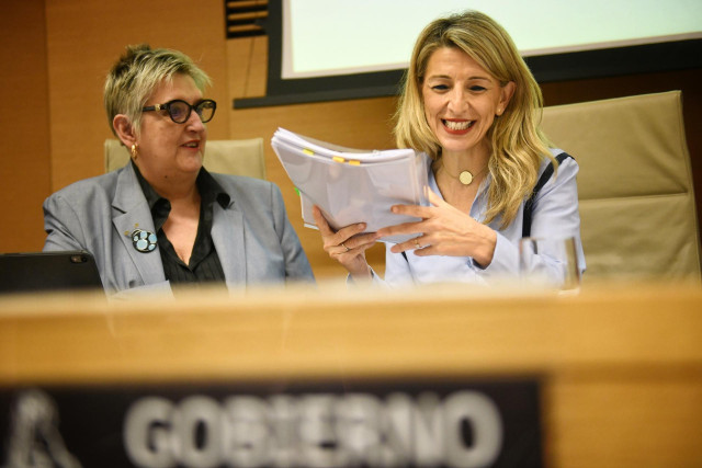 La vicepresidenta segunda del Gobierno y ministra de Trabajo y Economía Social, Yolanda Díaz (d), durante la Comisión de Trabajo, Economía Social, Inclusión, Seguridad Social y Migraciones, en el Congreso de los Diputados, a 6 de marzo de 2025, en Madrid