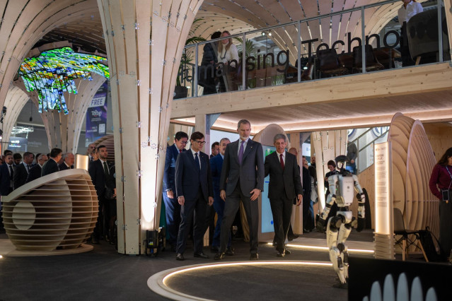 El Rey Felipe VI (c), durante la inauguración del MWC (Mobile World Congress) Barcelona 2025, en la Fira de Barcelona, a 3 de marzo de 2025, en L’Hospitalet de Llobregat, Barcelona, Catalunya (España). La edición 2025 del MWC se celebra entre el 3 y el 6