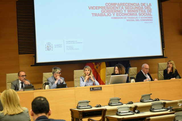 La vicepresidenta segunda del Gobierno y ministra de Trabajo y Economía Social, Yolanda Díaz (c), durante la Comisión de Trabajo, Economía Social, Inclusión, Seguridad Social y Migraciones, en el Congreso de los Diputados, a 6 de marzo de 2025, en Madrid