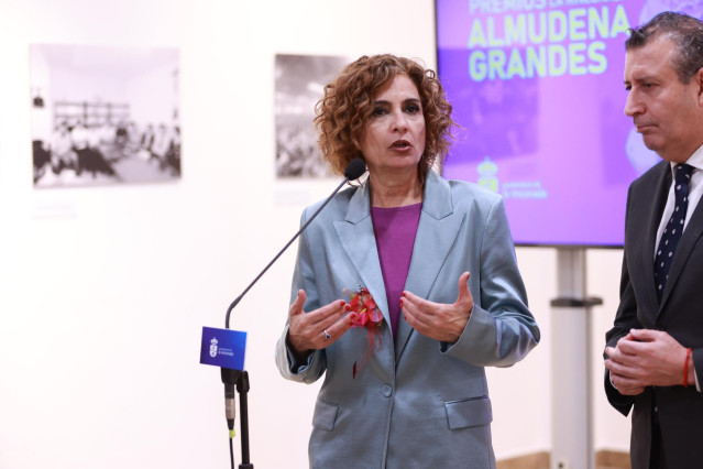 La vicepresidenta primera del Gobierno y ministra de Hacienda, María Jesús Montero, atiende a los medios antes de presidir el acto de entrega de los Premios de Novela y Ensayo 'Almudena Grandes'. A 06 de marzo de 2025, en La Rinconada, Sevilla (Andalucía,
