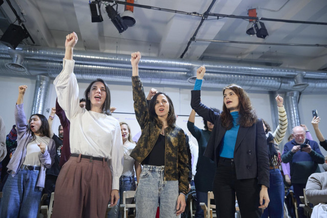 (I-D) La secretaria política de Podemos, Irene Montero; la secretaria general de Podemos, Ione Belarra y la eurodiputada Isa Serra, durante un acto de Podemos, en el espacio Próxima Estación, a 6 de marzo de 2025, en Madrid (España).