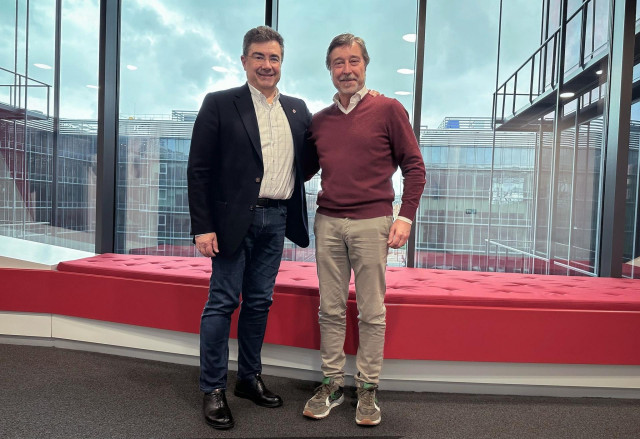 Archivo - De izquierda a derecha: el consejero delegado de Vodafone España, José Miguel García, y el fundador de Sercom, Javier Mora.