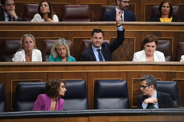Archivo - La vicepresidenta primera y ministra de Hacienda, María Jesús Montero y el ministro de la Presidencia, Justicia y Relaciones con las Cortes, Félix Bolaños, durante una sesión plenaria extraordinaria, en el Congreso de los Diputados.