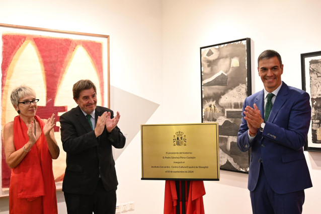 Archivo - El director del Instituto Cervantes, Luis García Montero (i), y el presidente del Gobierno, Pedro Sánchez (d), descubren una placa en el acto de inauguración del Instituto Cervantes de Shanghái, a 10 de septiembre de 2024, en Shanghái (China).